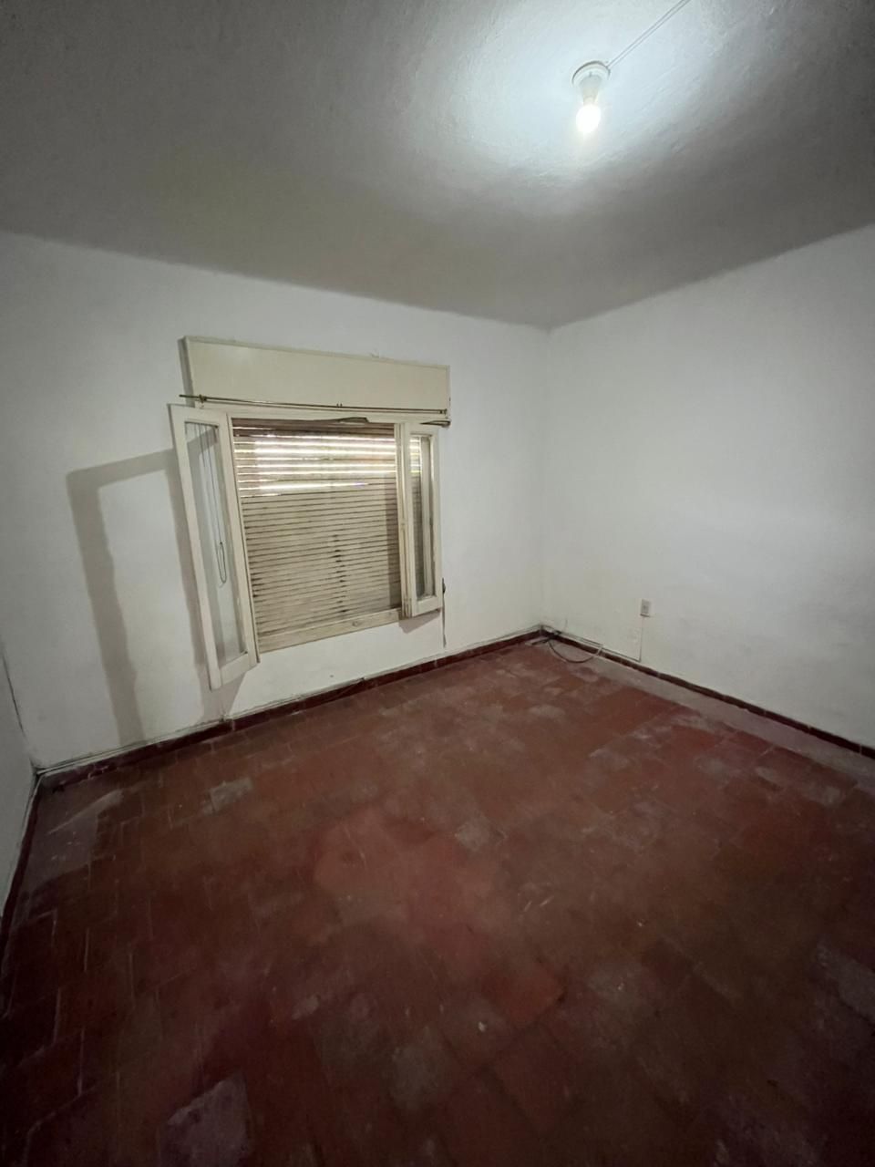 Imagen de la propiedad CASA EN VENTA CON GRAN TERRENO Y PATIO VERDE (APTA CREDITO)